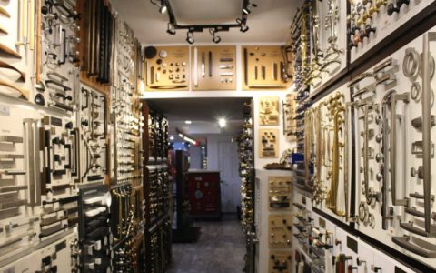 Have a Luxury Hardware Experience With The Elegance in Hardware Showroom