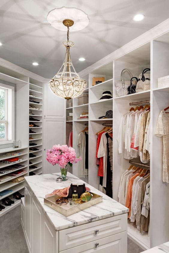 Tips To Creating A Seamless Walk-in Closet Design