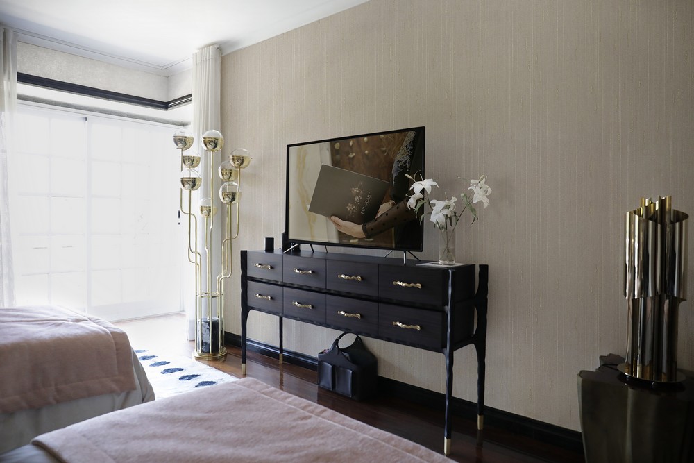 Brass Hardware & Modern Furnishings A Perfect Match Made in Heaven_5