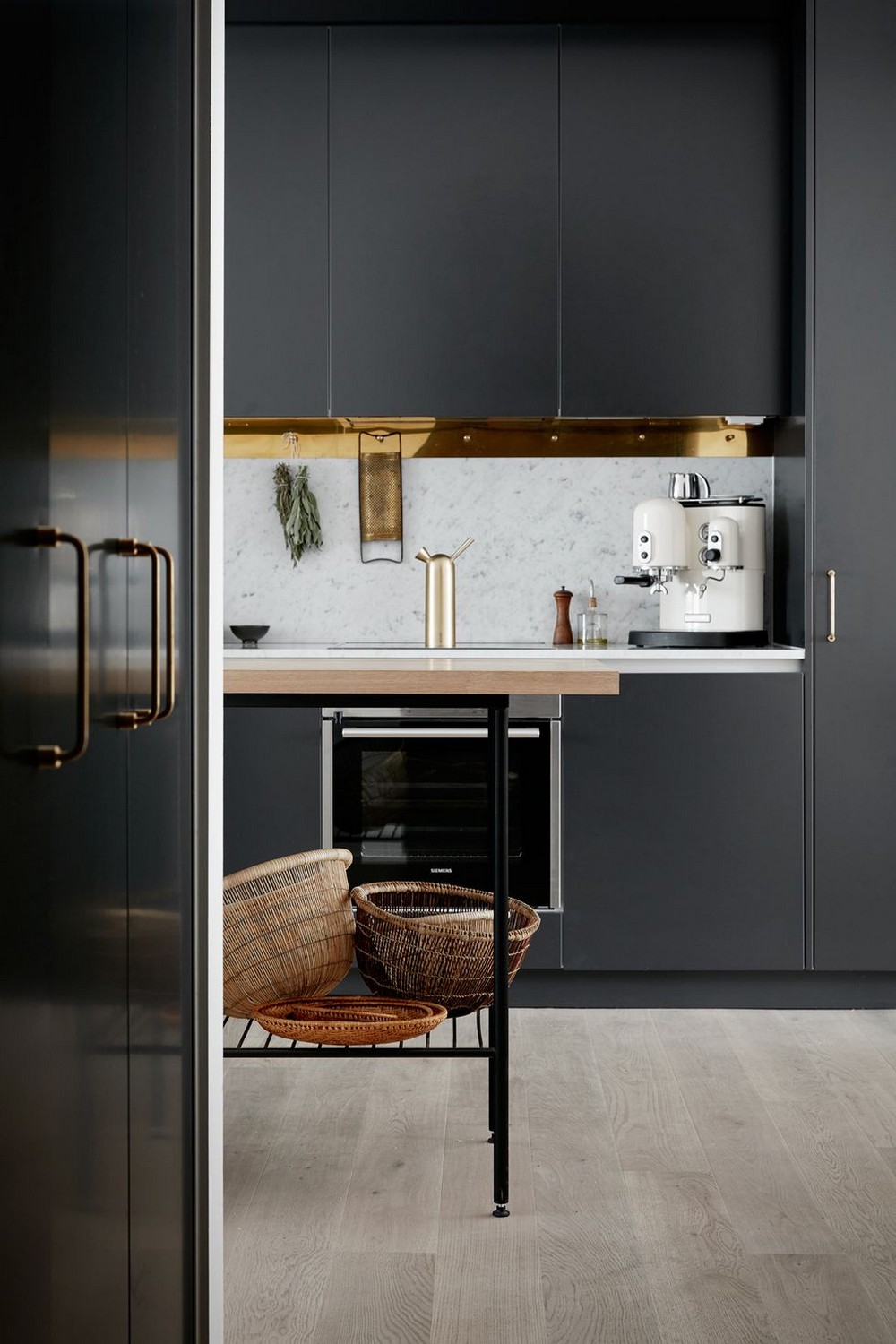 Fashion Your Luxury Kitchen with These Astounding Cabinet Paint Colors 4