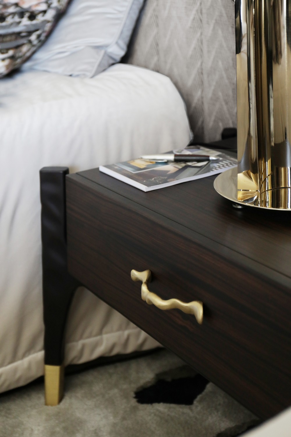 25 Modern Nightstands for an Upgraded Bedroom Decor 19