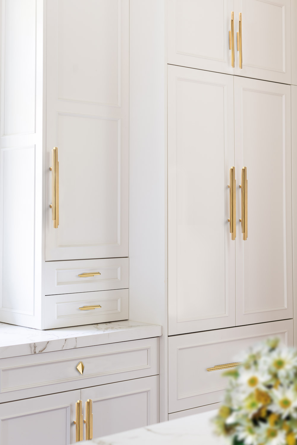 Kitchen cabinetry enriched with Skyline cabinet hardware handles by PullCast. How easy it is to upscale your kitchen!