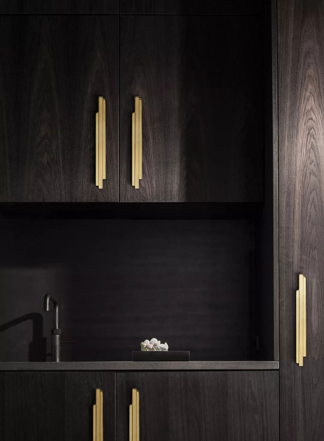 Sleek Kitchen design comlemented with the Skyline Cabinet Handles from PullCasgt