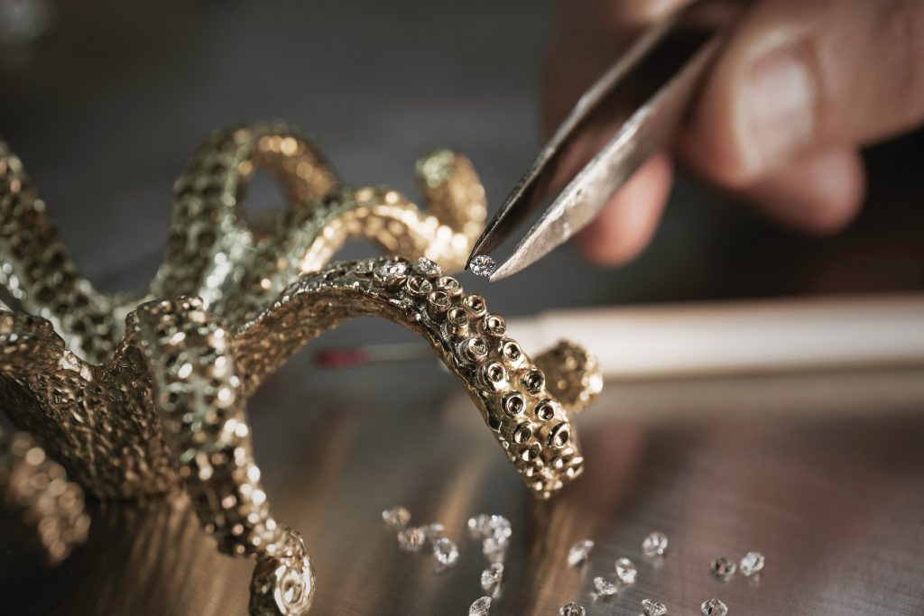 THE TIMELESS APPEAL OF BRASS IN JEWELRY HARDWARE DESIGN