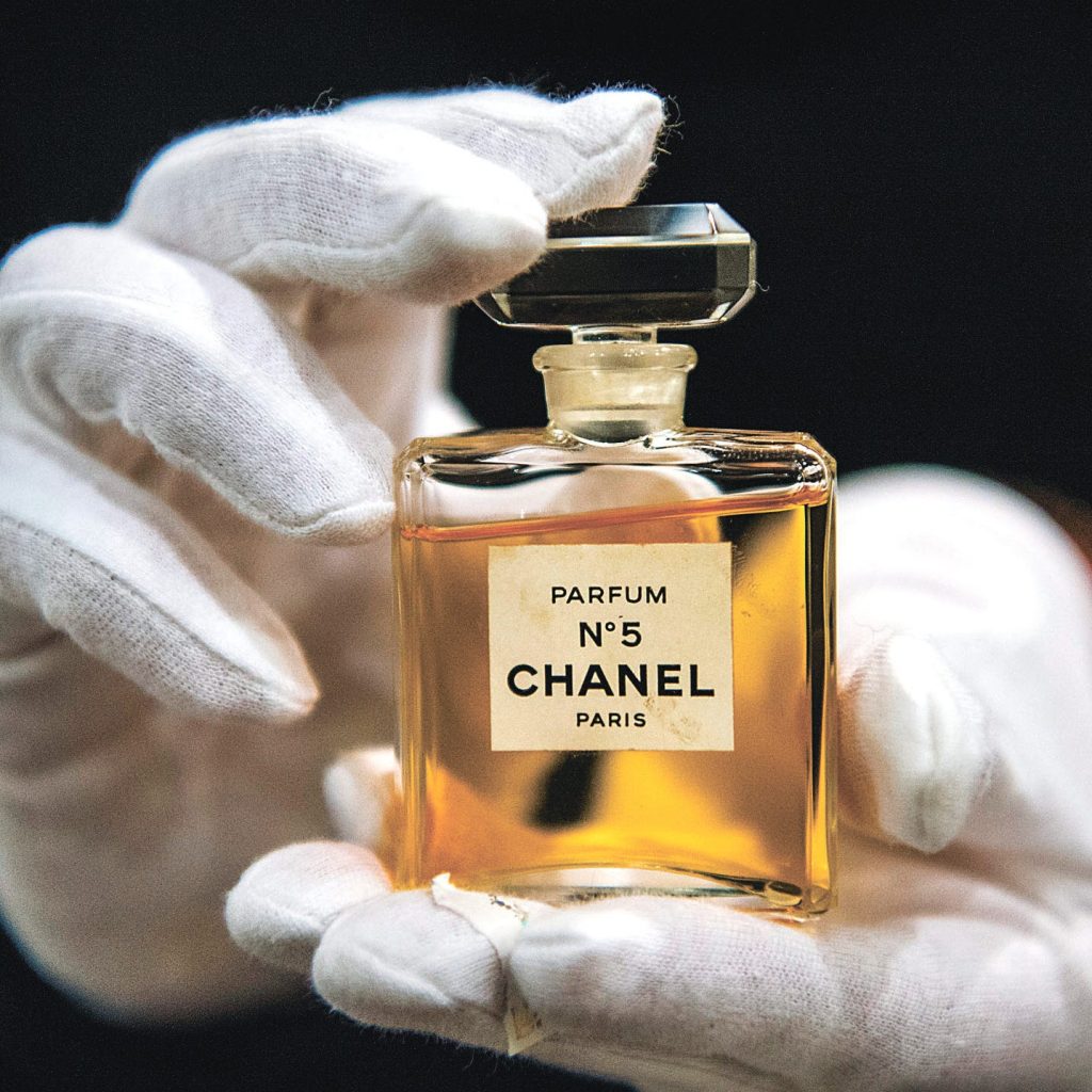 CHANEL Nº 5 VINTAGE - A FASHION MANIFESTO: THE LIFE AND WORK OF GABRIELLE CHANEL AT VITORIA AND ALBERT MUSEUM
