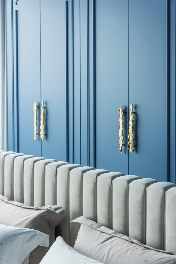 12 BEDROOM INSPIRATIONS THAT PUT THE SPOTLIGHT ON DECORATIVE HARDWARE