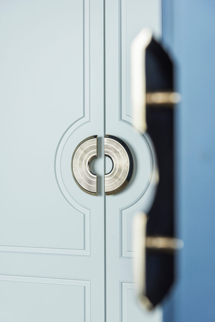12 BEDROOM INSPIRATIONS THAT PUT THE SPOTLIGHT ON DECORATIVE HARDWARE